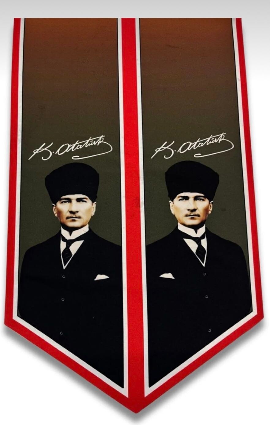 Mavi Masal Atatürk Fotoğraflı ve Imzalı Türk Bayraklı Kravat / Eşarp / Fular görsel 2