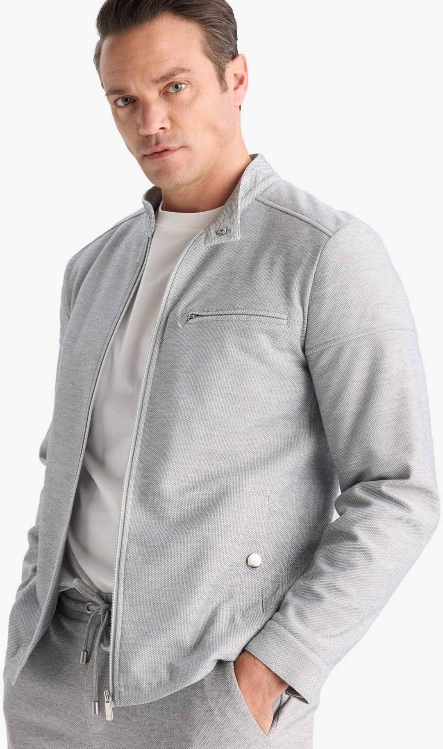 DeFacto Ultra Hafif Slim Fit Dar Kesim Dik Yaka Astarlı Fermuarlı Cepli Mevsimlik Baharlık Mont D7534AX25AU