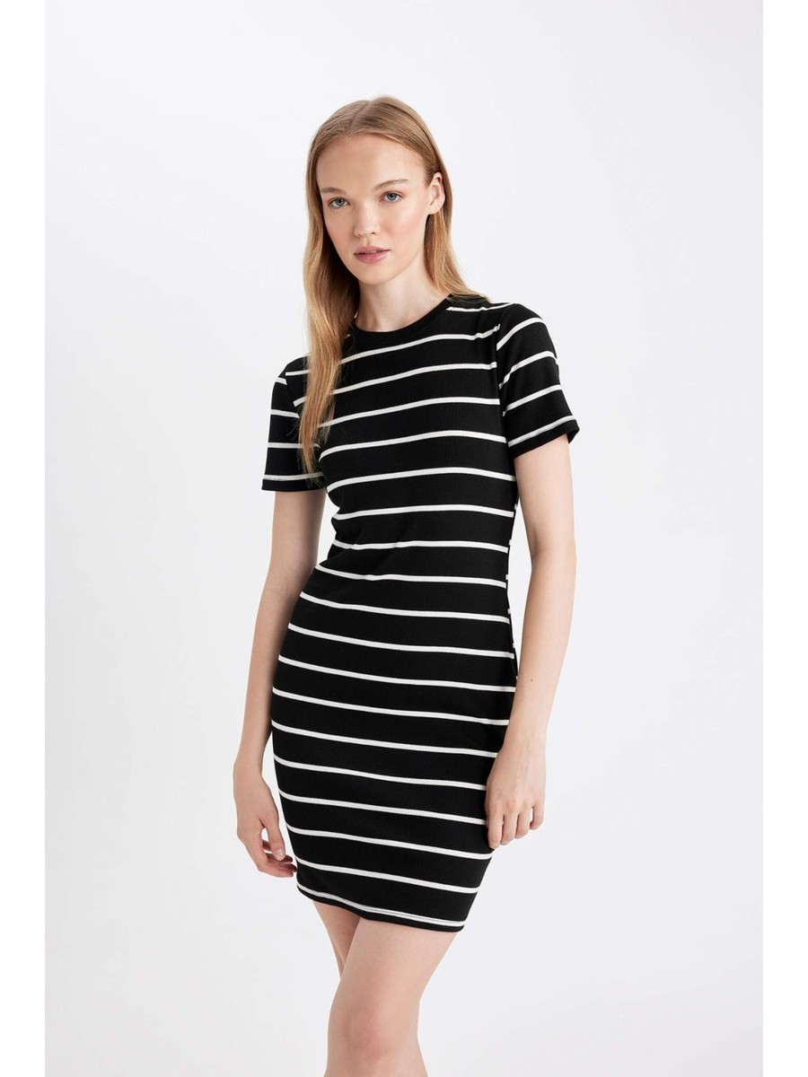 DeFacto Bodycon Vücudu Saran Bisiklet Yaka Çizgili Fitilli Kaşkorse Kısa Kollu Mini Elbise D5987AXNS