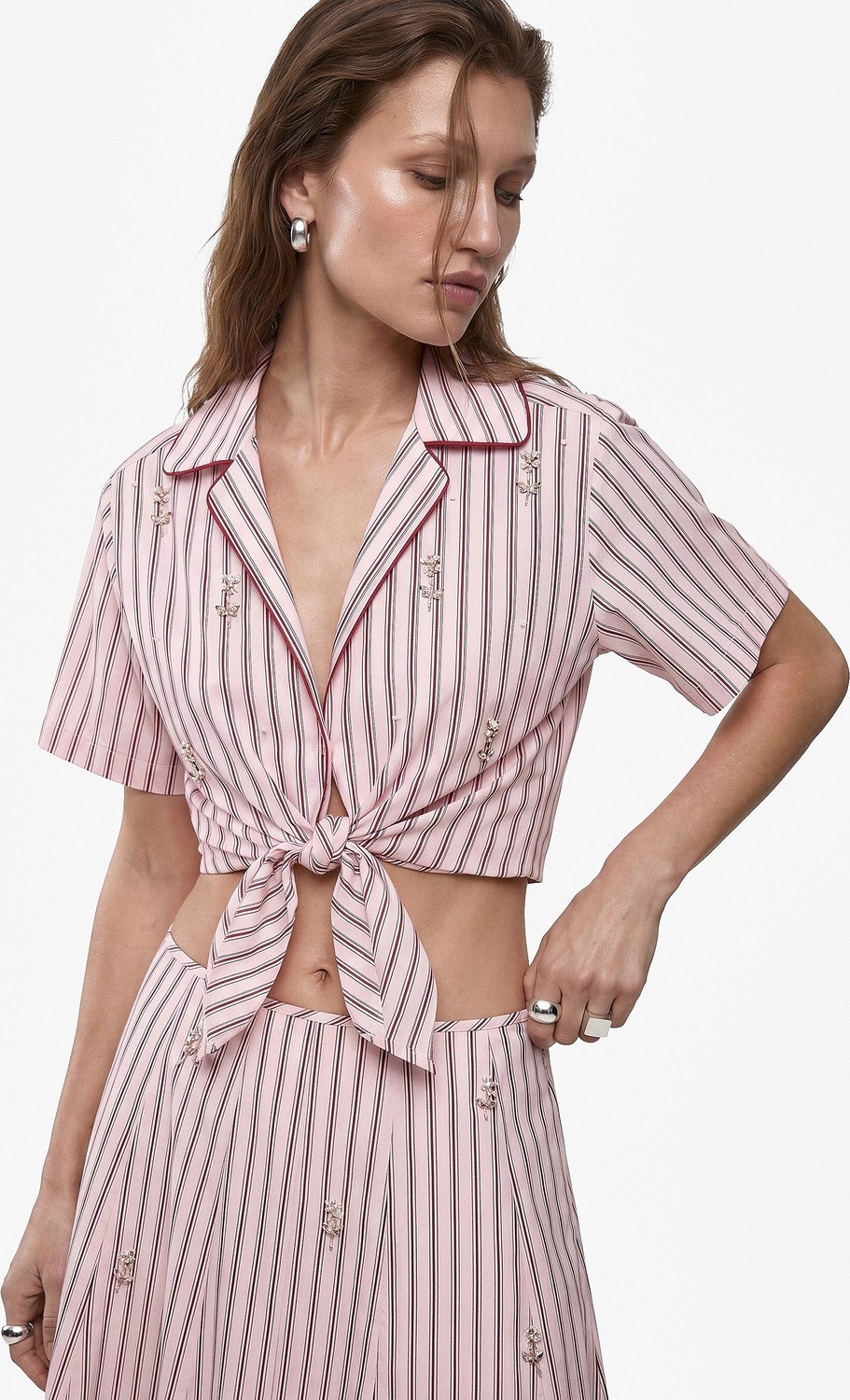 Koton x Melis Ağazat - Kısa Kollu Önden Bağlamalı Taş Işlemeli Çizgili Crop Gömlek