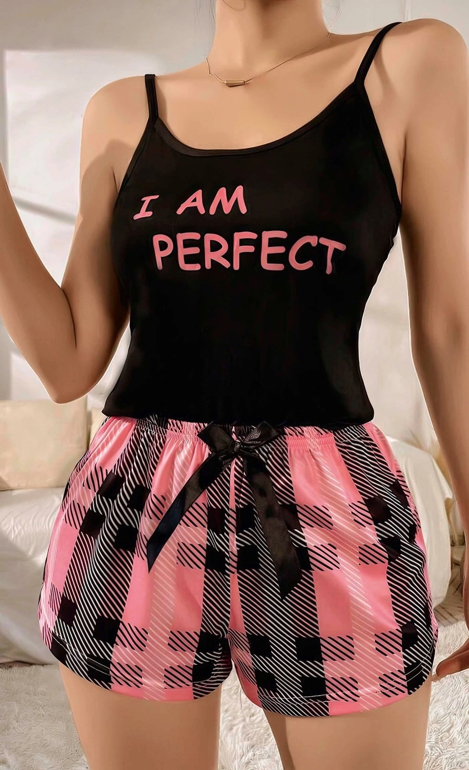 Nemere Kadın Siyah Kare Desenli Askılı Şortlu Pijama Takımı Rahat Şık 2’li Set görsel 2