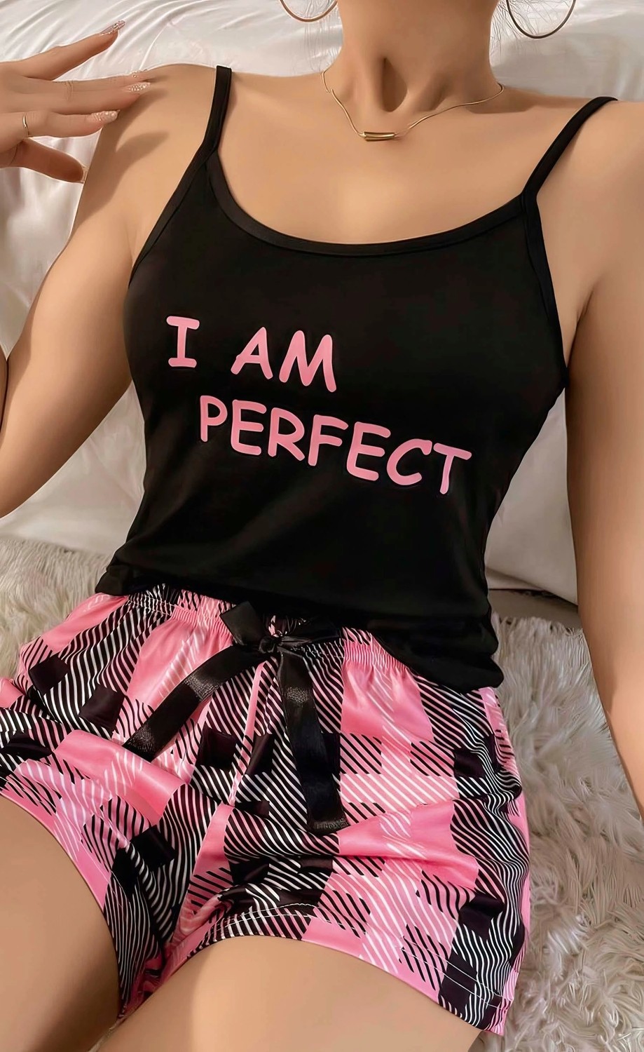 Nemere Kadın Siyah Kare Desenli Askılı Şortlu Pijama Takımı Rahat Şık 2’li Set görsel 3