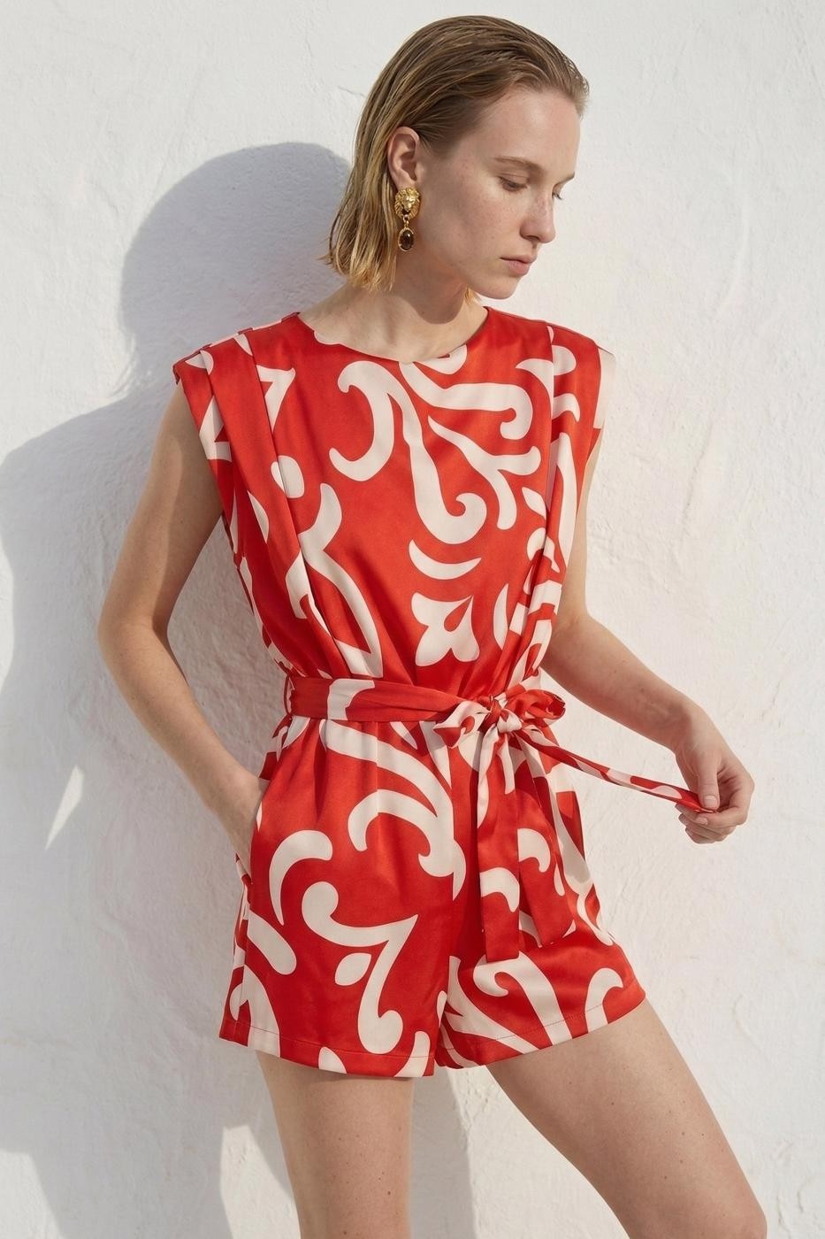 Moda Days Kadın Kırmızı Mini Tulum Desenli Saten Kemerli Kolsuz Yuvarlak Yaka görsel 5