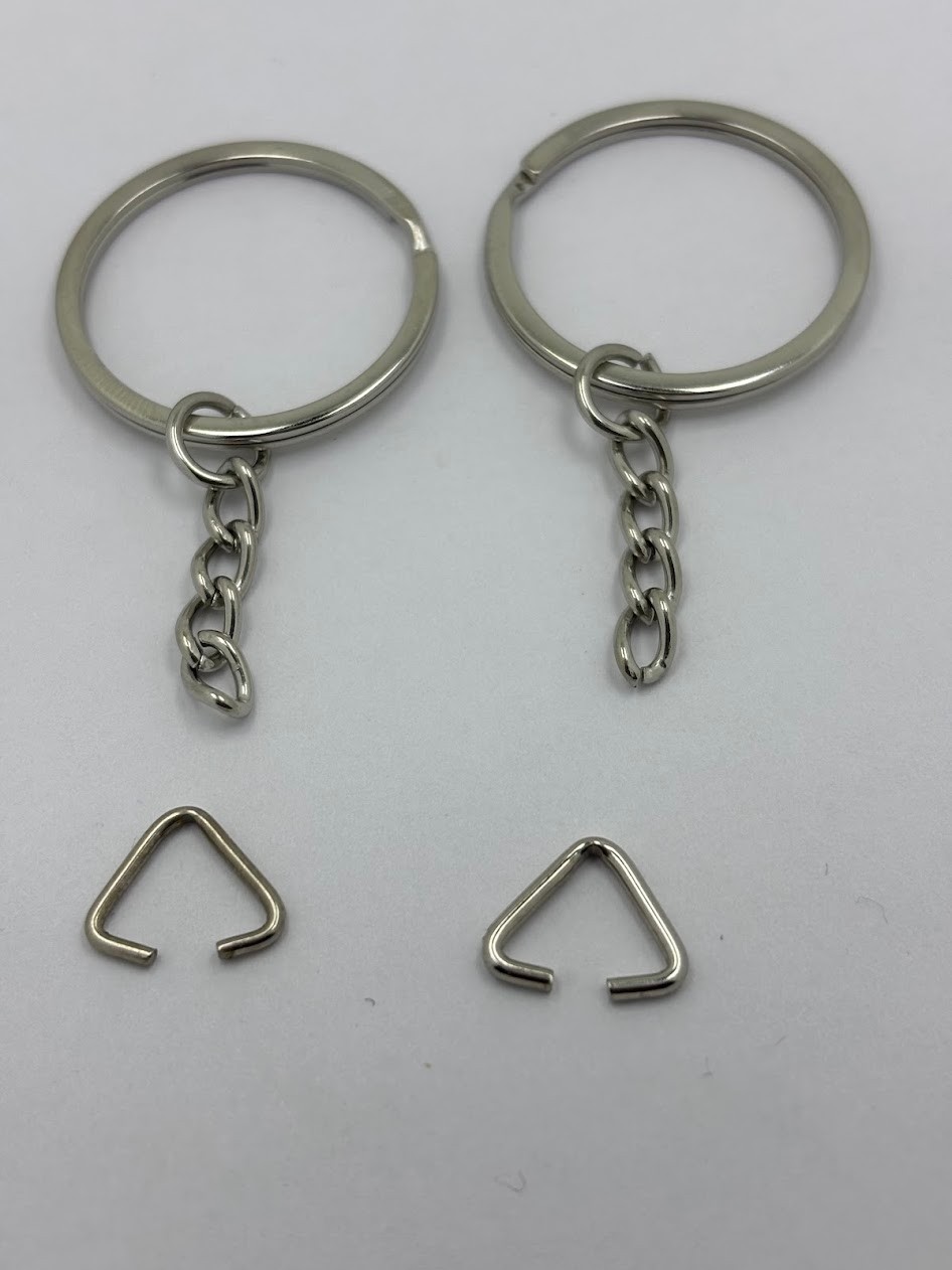 Orhan Çanta 50 Adet Gümüş Ezme Anahtarlık Halkası - 2.5 cm Nikel Metal Halka Zincirli ve Üçgen Aparatlı Montaj Seti