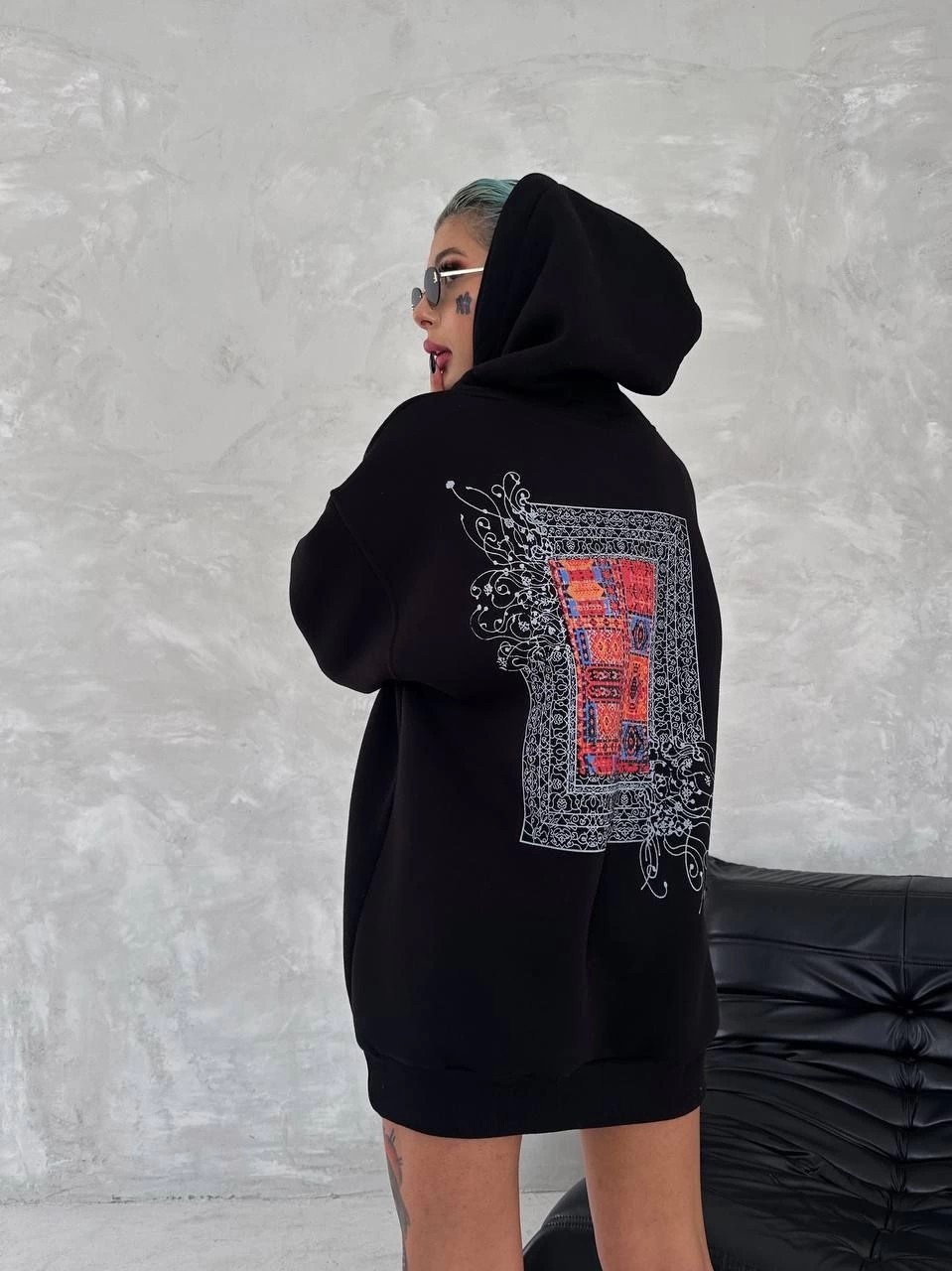 Tarz Yeri Kadın Kapüşonlu Kanguru Cepli Sweatshirt 3 Iplik Pamuklu Baskılı Hoodie - Siyah