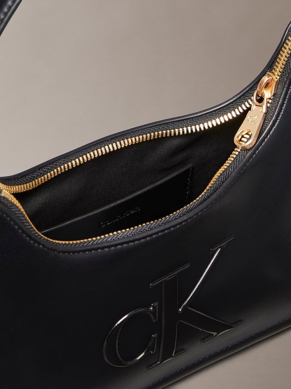 Calvin Klein Kadın Omuz Çanta Black Ergonomik Tasarım ile Şık Görünüm Sunuyor görsel 2