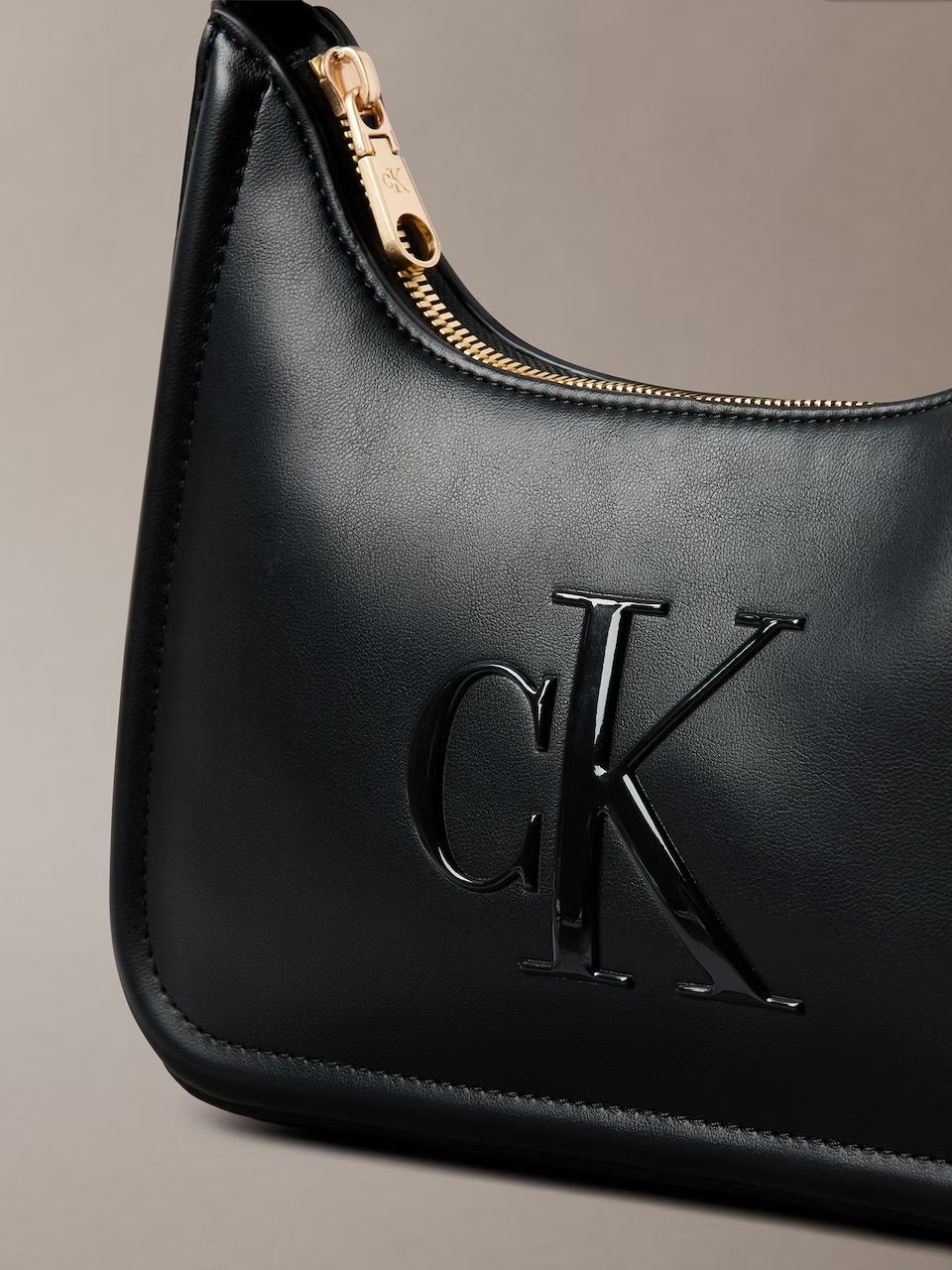 Calvin Klein Kadın Omuz Çanta Black Ergonomik Tasarım ile Şık Görünüm Sunuyor görsel 3