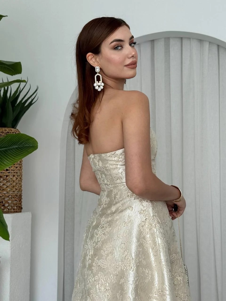 Moda Durağı Saten Jakarlı Tasarım Kloş Straplez Elbise Gold görsel 3