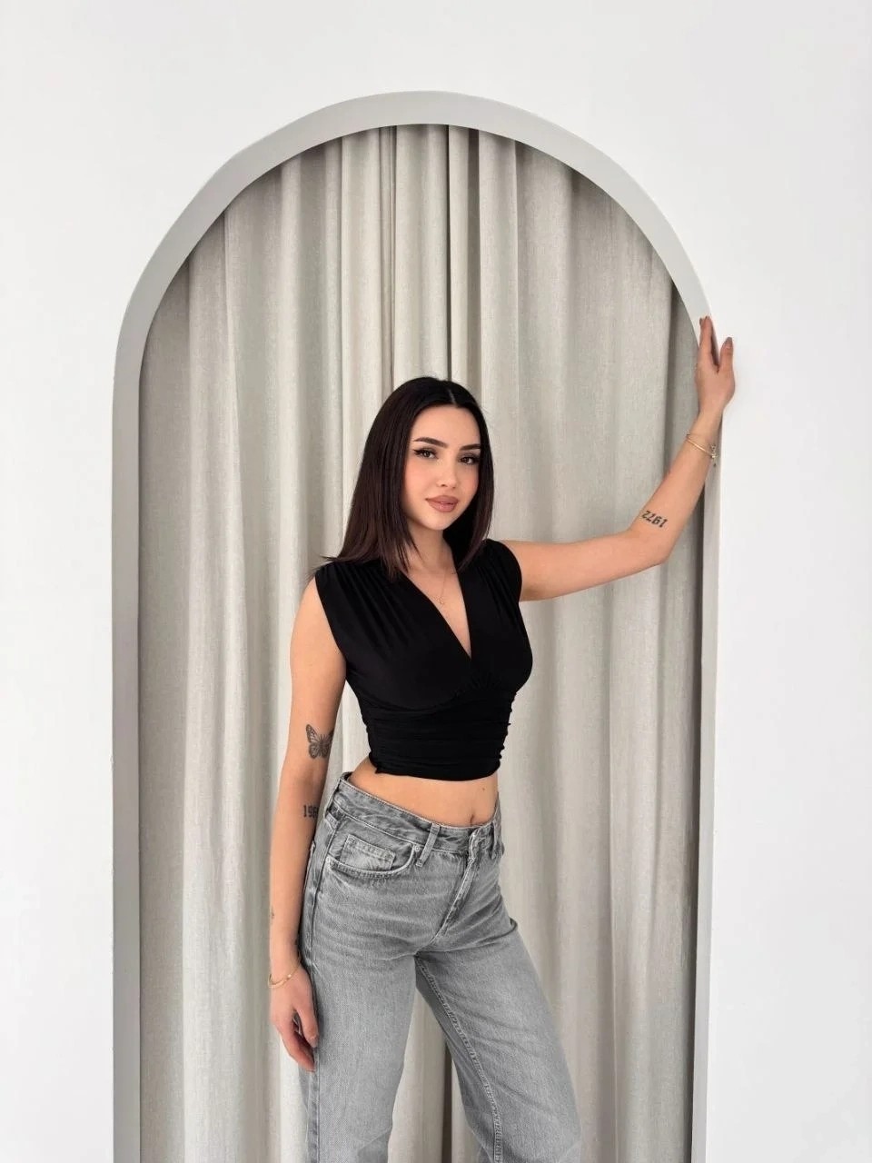 Tarz Yeri Kadın Vatkalı Kolsuz V Yaka Drapeli Crop Bluz Likralı Fit - Siyah görsel 3