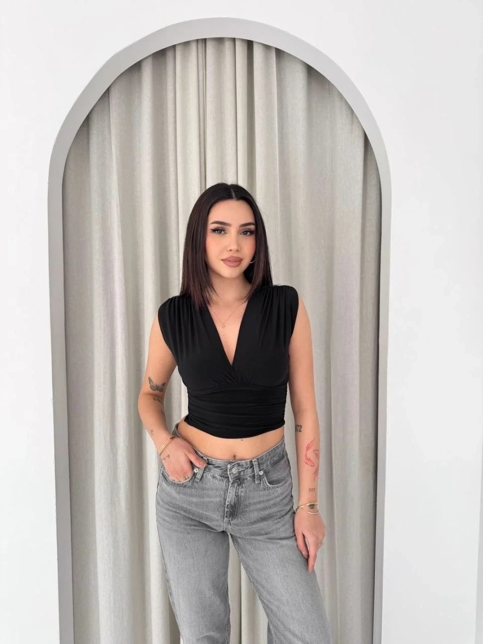 Tarz Yeri Kadın Vatkalı Kolsuz V Yaka Drapeli Crop Bluz Likralı Fit - Siyah görsel 4