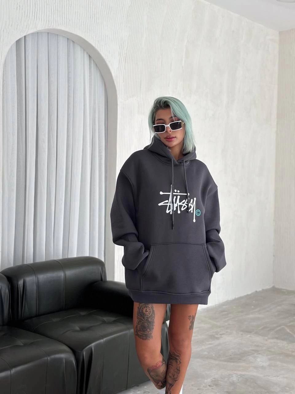 Tarz Yeri Kadın Oversize Kapüşonlu Cepli Baskılı 3 Iplik Pamuklu Hoodie Sweatshirt - Füme görsel 2