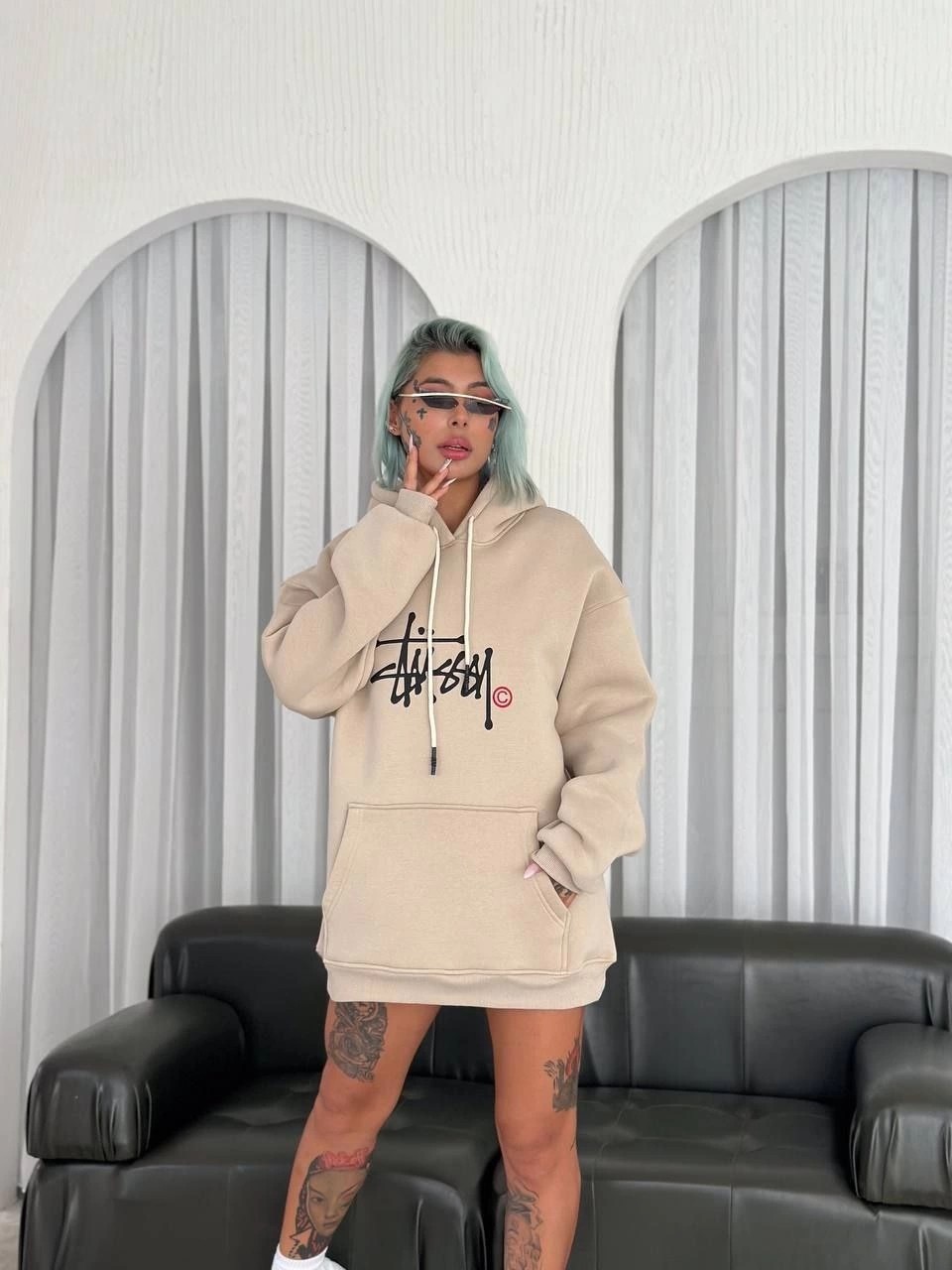 Tarz Yeri Kadın Oversize Kapüşonlu Cepli Baskılı 3 Iplik Pamuklu Hoodie Sweatshirt - Bej görsel 2