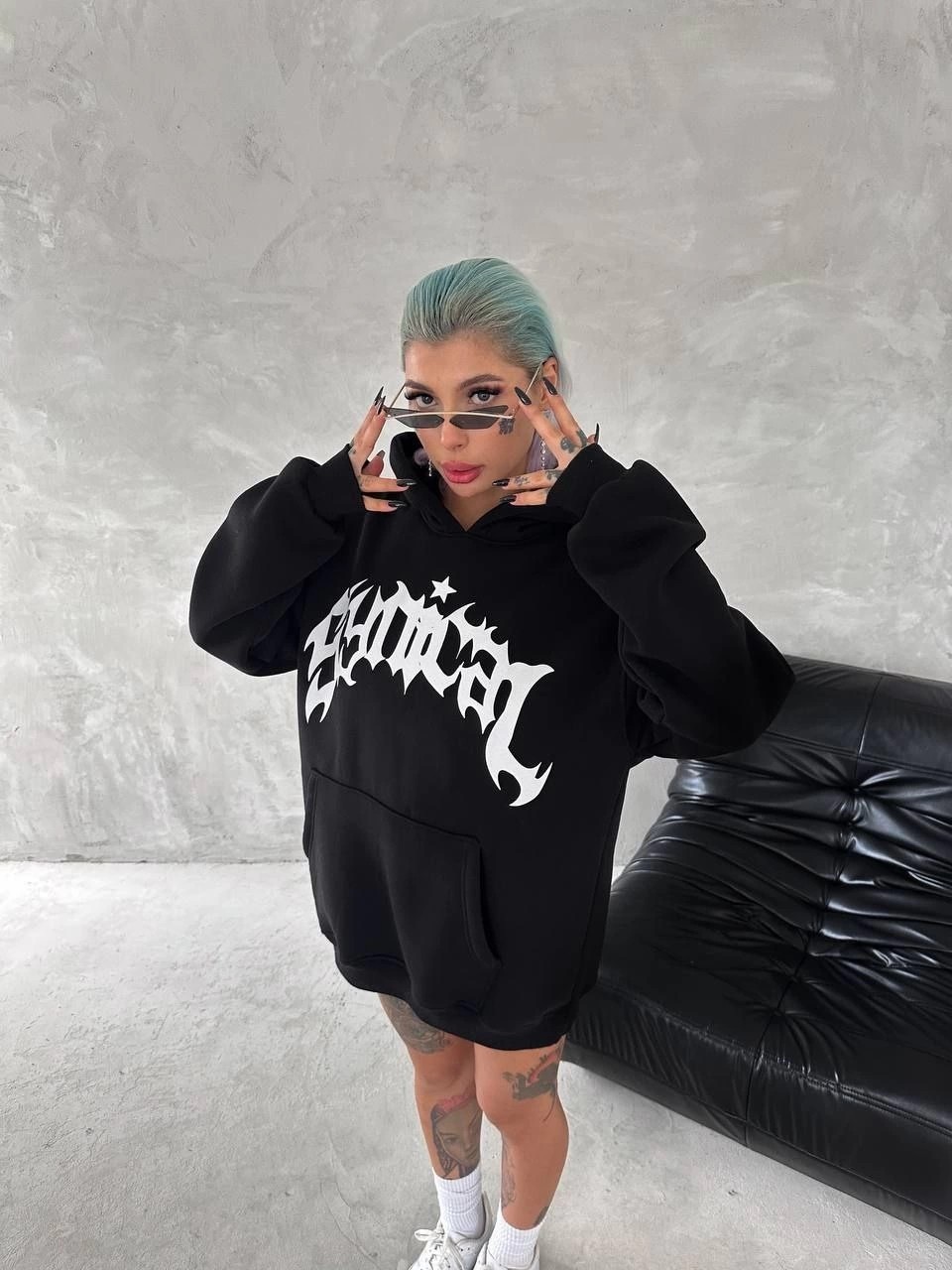 Tarz Yeri Kadın Oversize Kapüşonlu Cepli Baskılı 3 Iplik Pamuklu Hoodie Sweatshirt - Siyah görsel 2