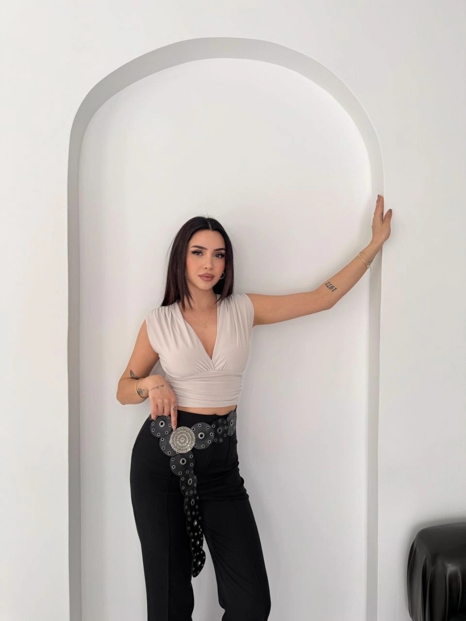 Tarz Yeri Kadın Vatkalı Kolsuz V Yaka Drapeli Crop Bluz Likralı Fit - Boyalı Gri görsel 2