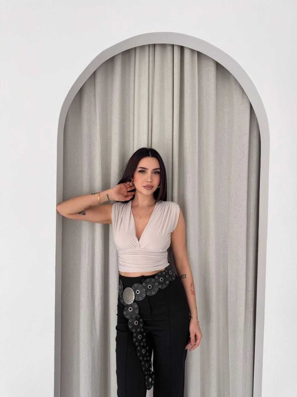 Tarz Yeri Kadın Vatkalı Kolsuz V Yaka Drapeli Crop Bluz Likralı Fit - Boyalı Gri görsel 4