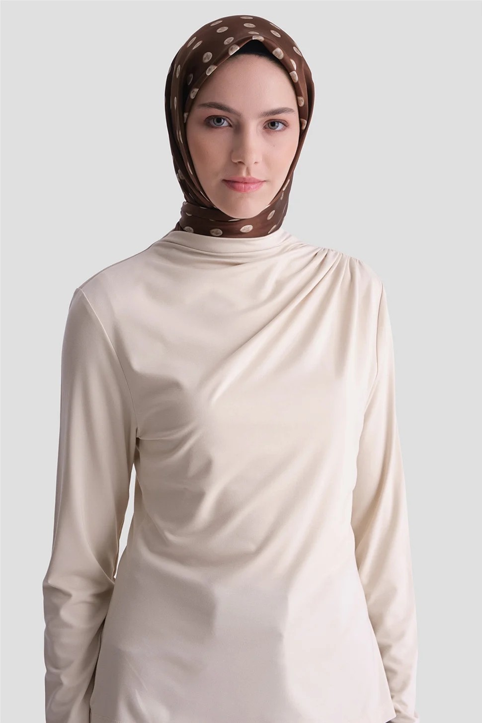 Armine Degaje Yaka Örme Rayon Bluz Bej görsel 4