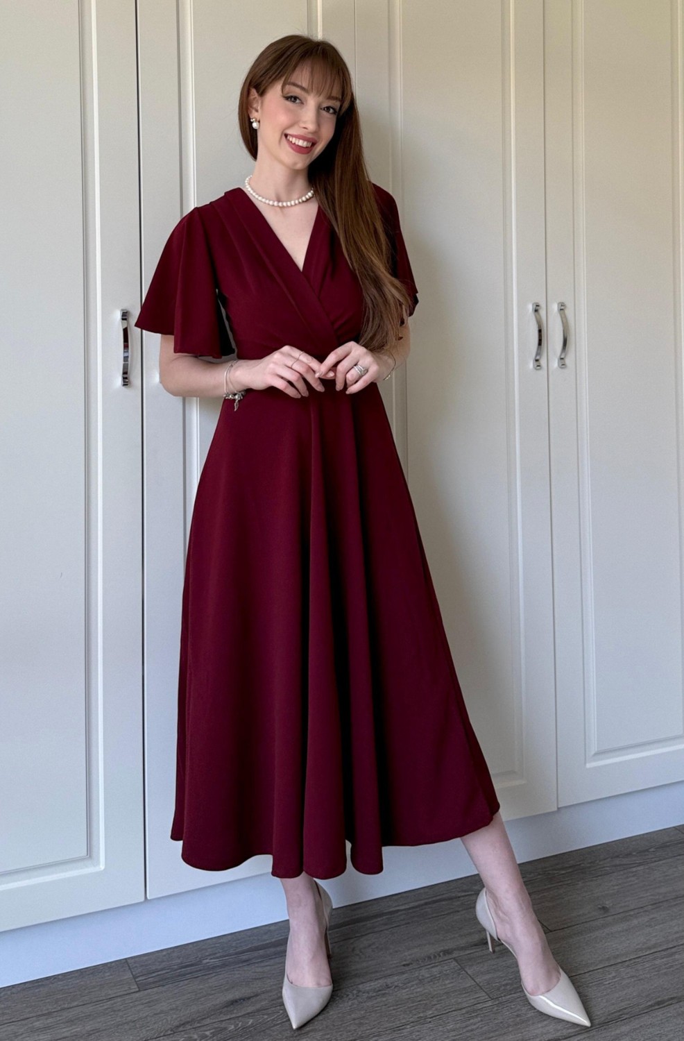 Dilay Gökoğlu Butik Kruvaze Yaka Kolları Volanlı Midi Bordo Elbise görsel 3