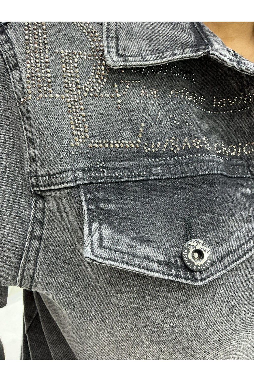 Trieste Wear Büyük Beden Taş Işlemeli Yazı Detaylı Büyük Beden Taş Işlemeli Yazı Detaylı Düğmeli Cepli Yıkamalı Denim Kadın Ceket görsel 4