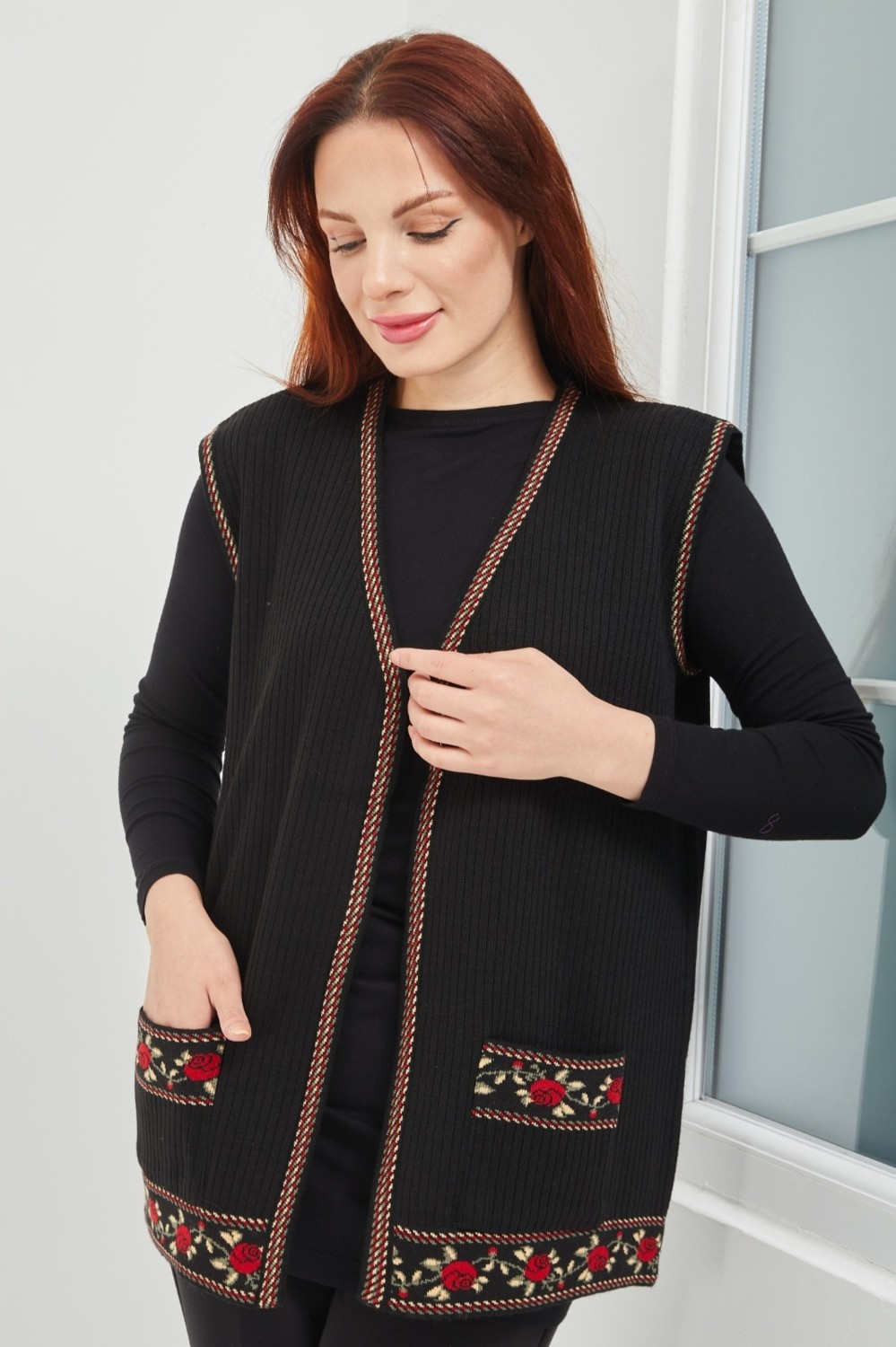 Stilmony Anne Siyah Gül Desenli Triko Kısa Cepli Yelek görsel 2