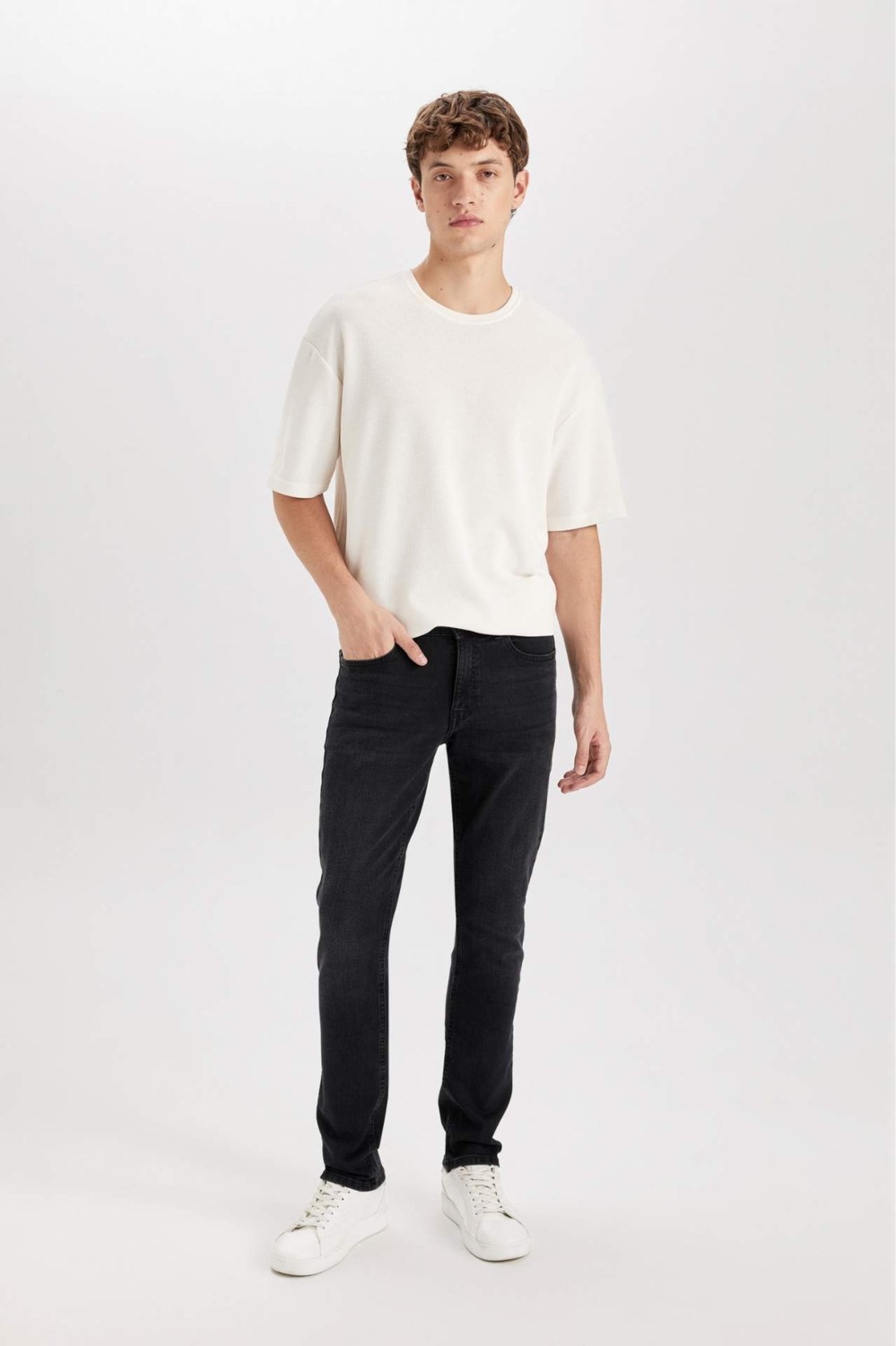 DeFacto Pedro Slim Fit Dar Kalıp Normal Bel Dar Paça Jean Pantolon R8788AZ24SP görsel 3