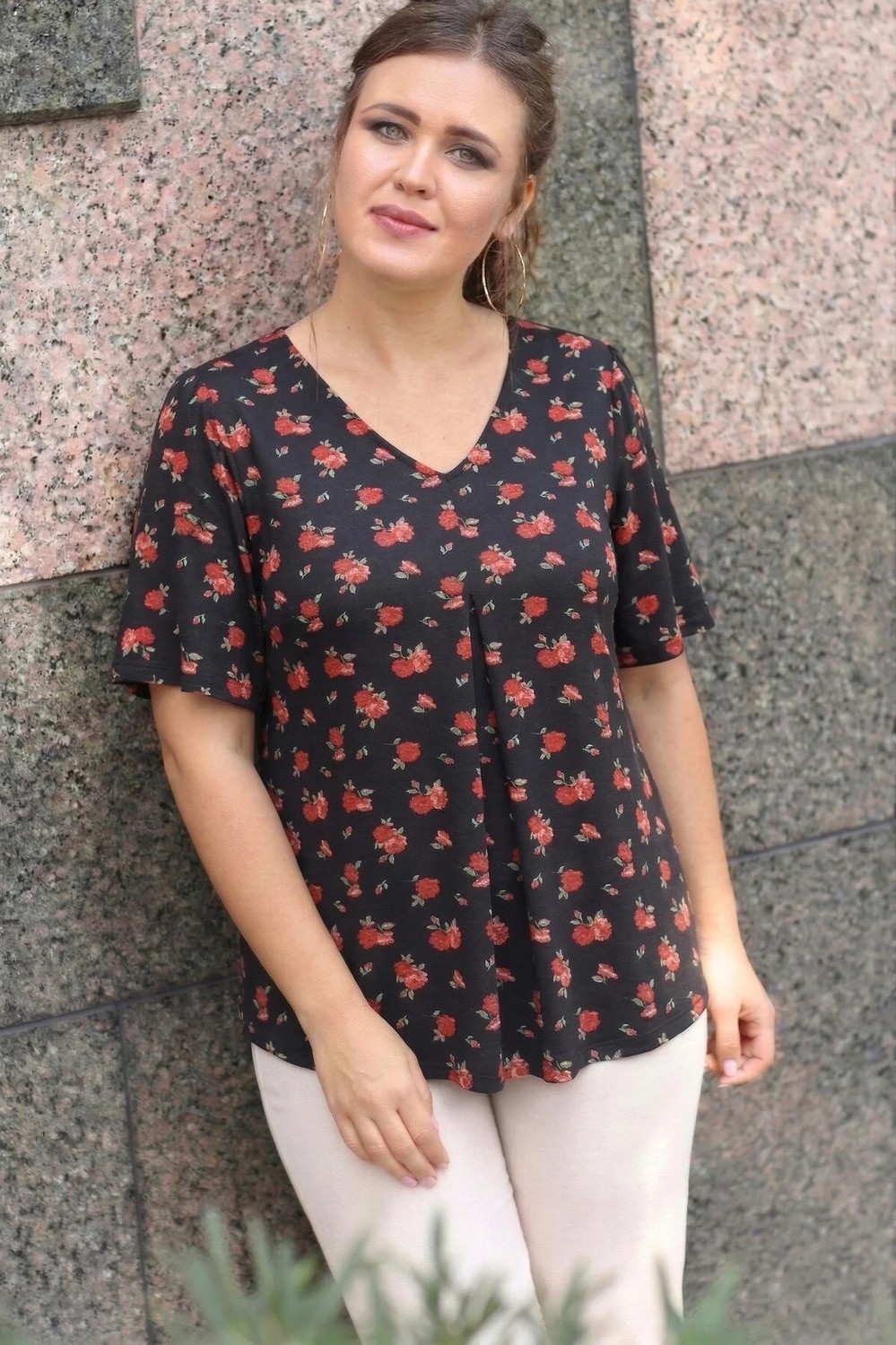 Curvy Trend Büyük Beden Gül Desenli V Yaka Önü Pliseli Kısa Kol Bluz