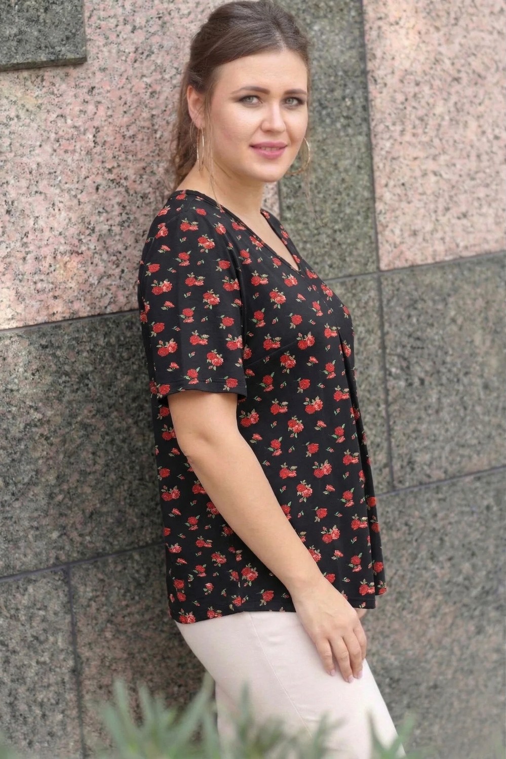 Curvy Trend Büyük Beden Gül Desenli V Yaka Önü Pliseli Kısa Kol Bluz görsel 2