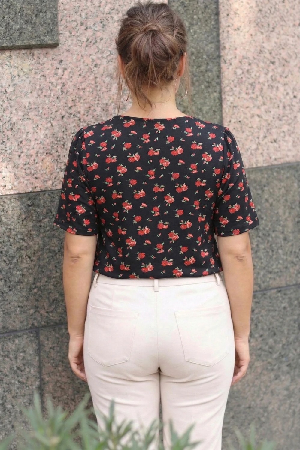 Curvy Trend Büyük Beden Gül Desenli V Yaka Önü Pliseli Kısa Kol Bluz görsel 3