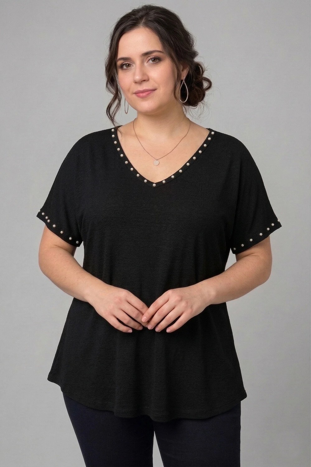 Curvy Trend Büyük Beden Yaka ve Kol Ucu Inci Işlemeli V Yaka Kısa Kol Geniş Etekli Bluz