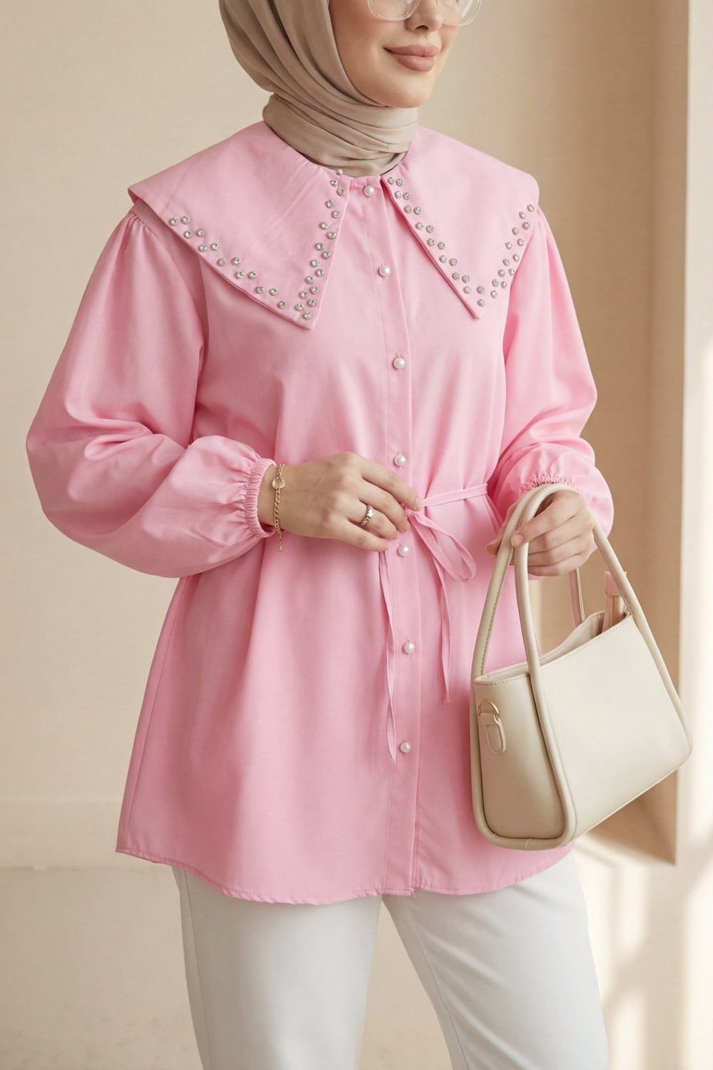 Moda Morfo Geniş Yaka Yakası Taşlı Kolu Lastikli Düğmeli Bağcıklı Gömlek -Pembe görsel 3