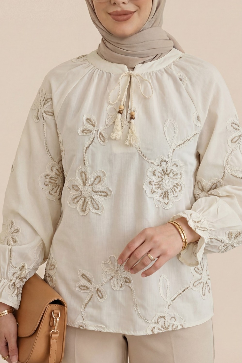 Moda Morfo Püskül Detaylı Çiçek Nakışlı Uzun Kollu Bluz -Krem