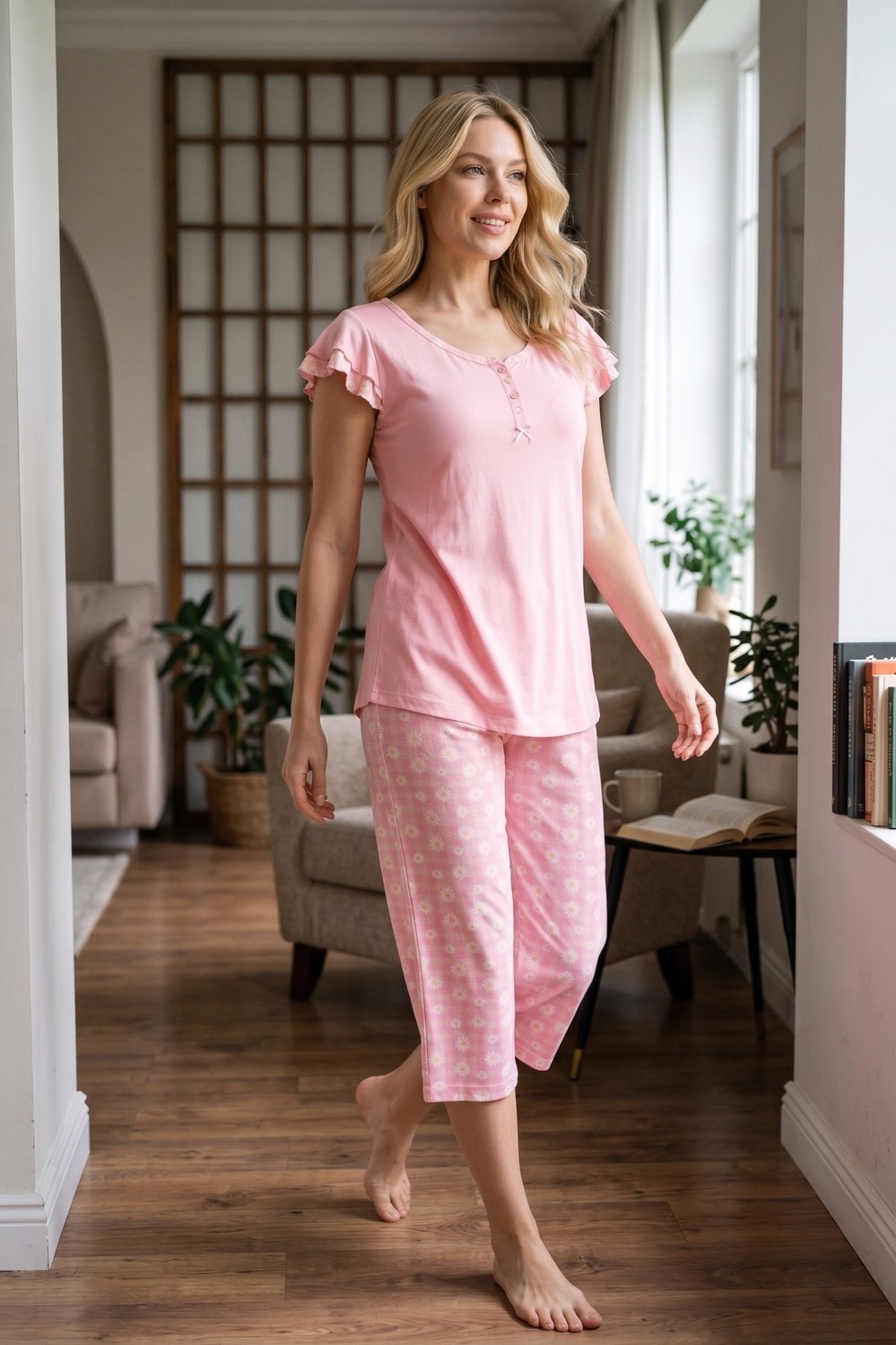Alimer Kadın V Yaka 3 Düğme Pembe Papatya Desen Fırfır Kısa Kollu Bermuda Pijama Takımı - Tunik Kapri Pijama görsel 2