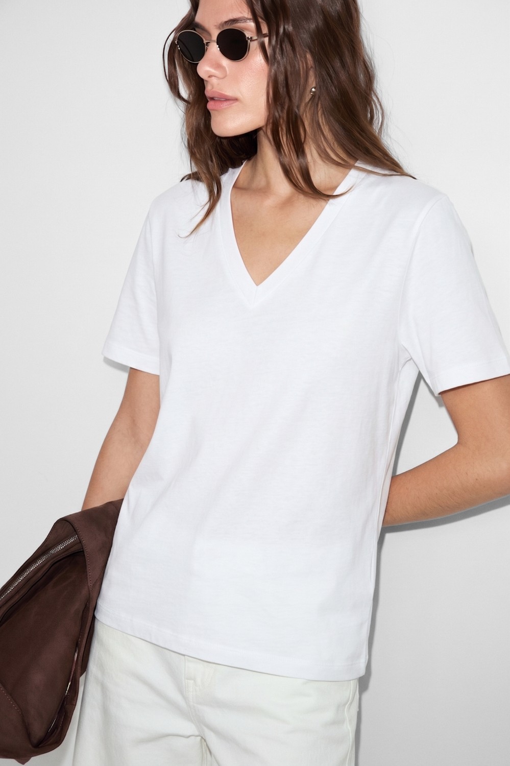 Ethiquet Sheane Kadın %100 Organik Pamuk Derin V Yakalı Comfort Fit Vizon T-Shirt görsel 2