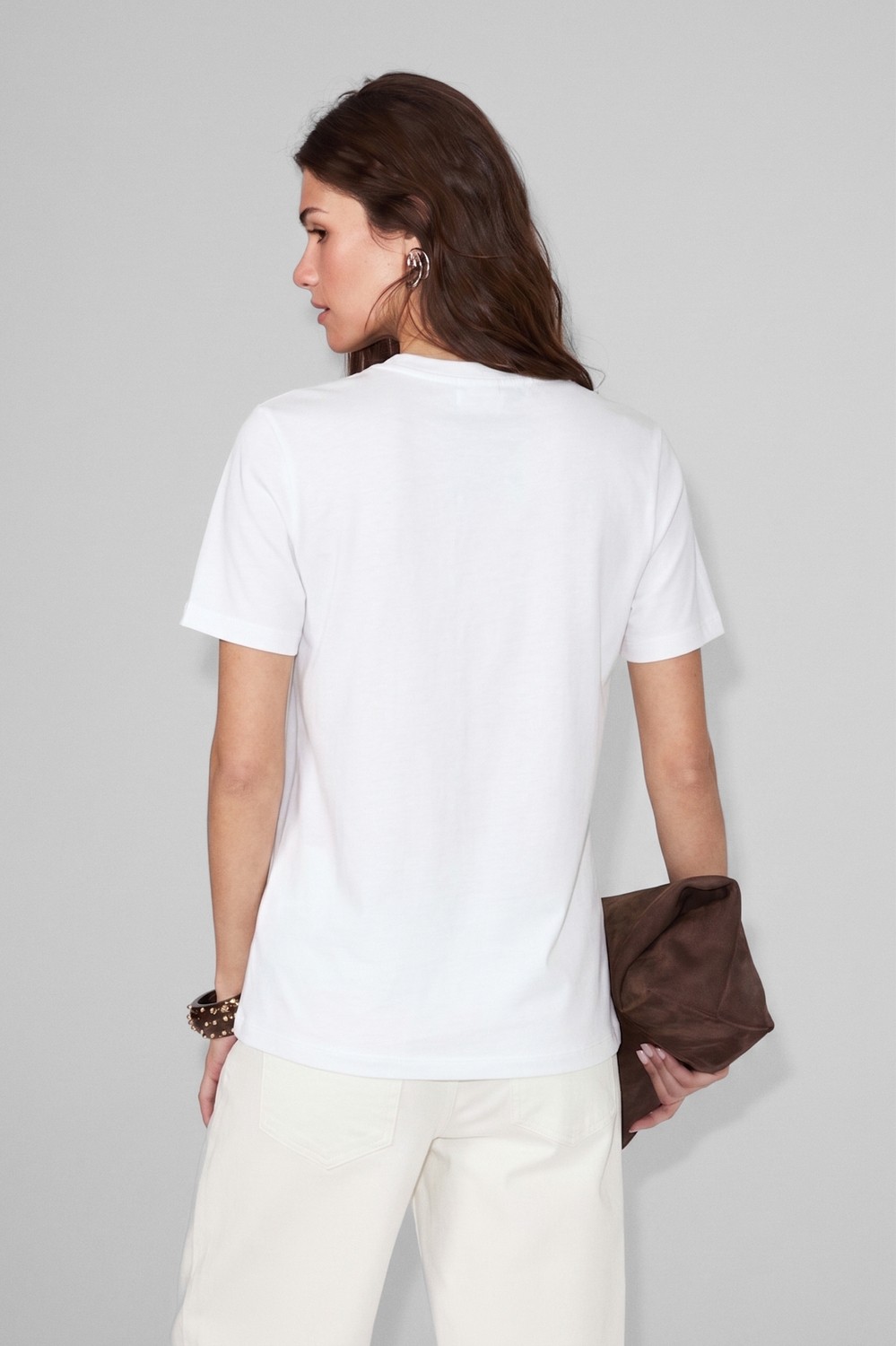 Ethiquet Sheane Kadın %100 Organik Pamuk Derin V Yakalı Comfort Fit Vizon T-Shirt görsel 3