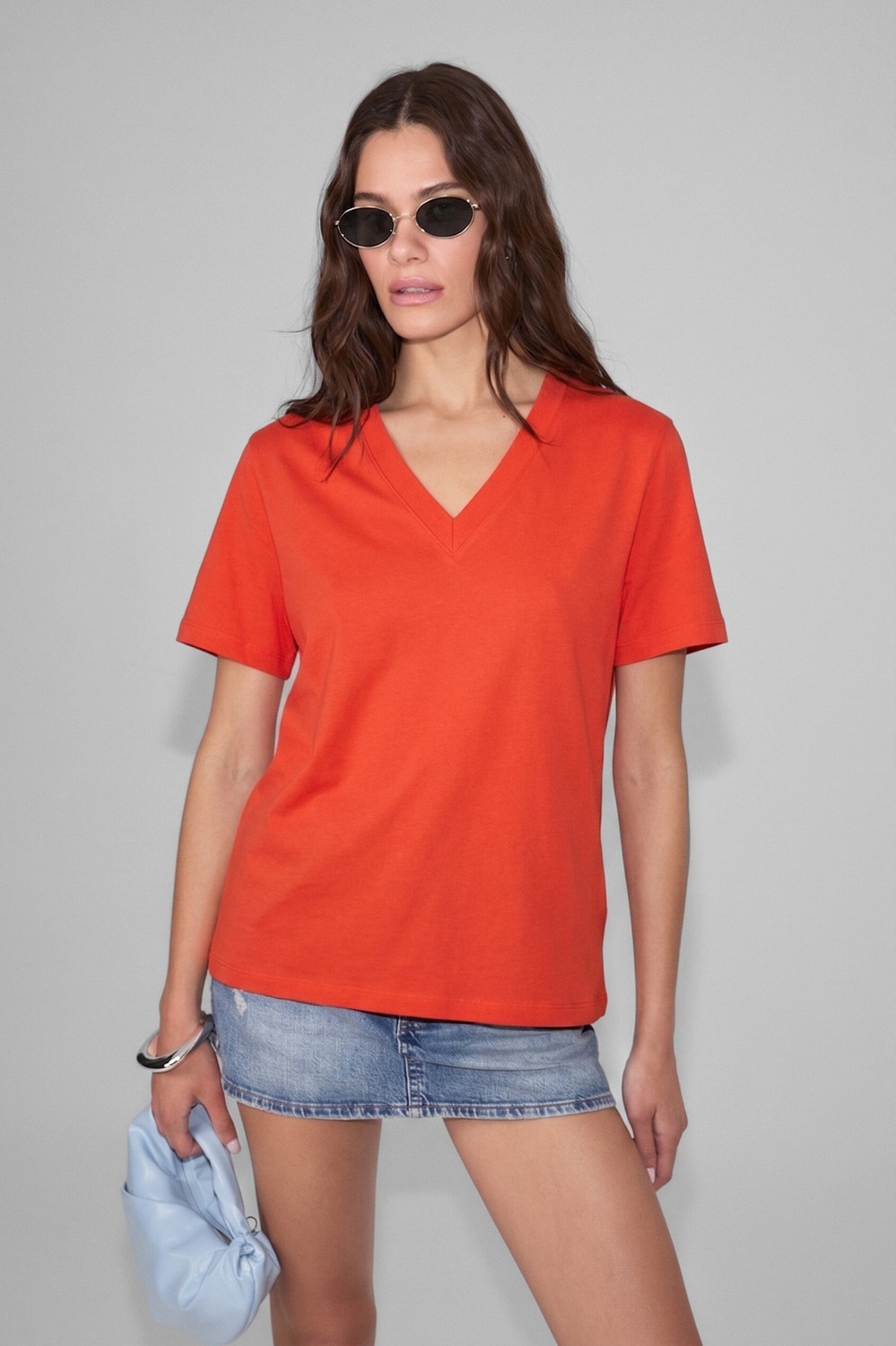 Ethiquet Sheane Kadın %100 Organik Pamuk Derin V Yakalı Comfort Fit Vizon T-Shirt görsel 6