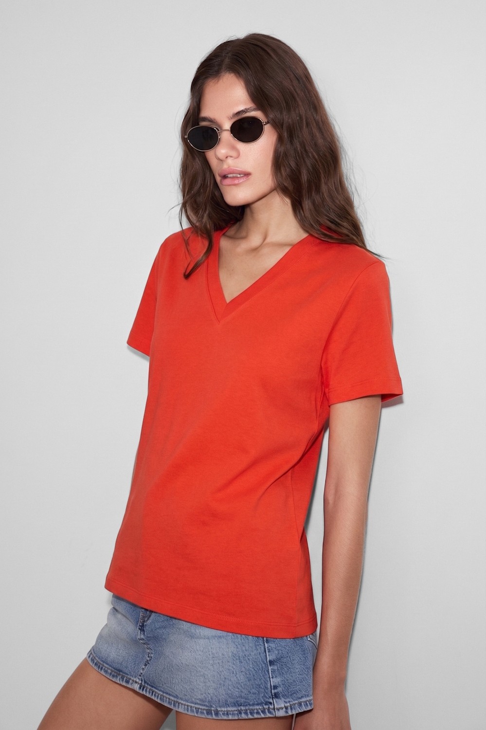 Ethiquet Sheane Kadın %100 Organik Pamuk Derin V Yakalı Comfort Fit Vizon T-Shirt görsel 7