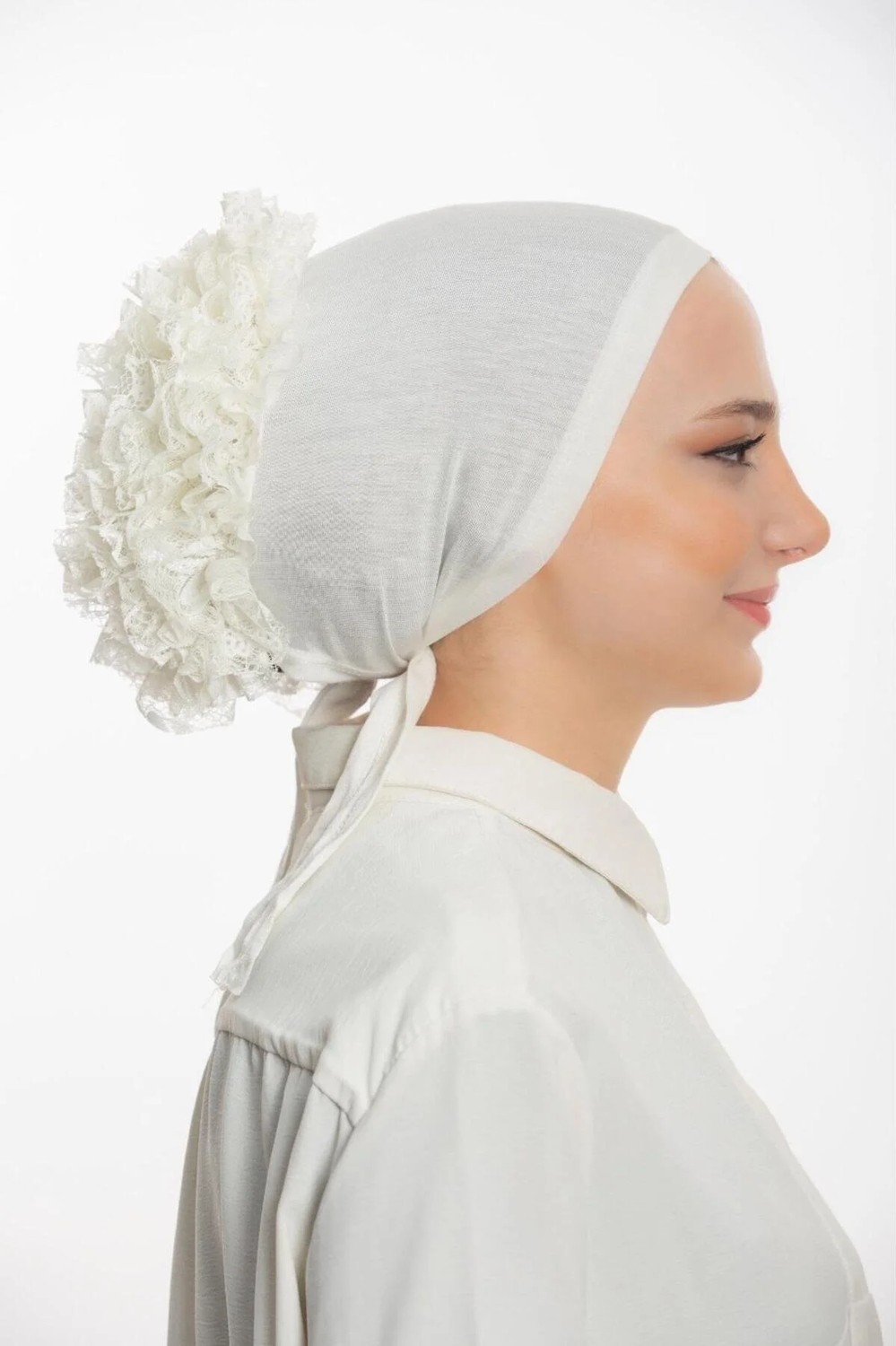 Flora Tekstil Luks Fırfırlı ( Dantelli ) Bağlamalı Bone - Önü Dikişlidir