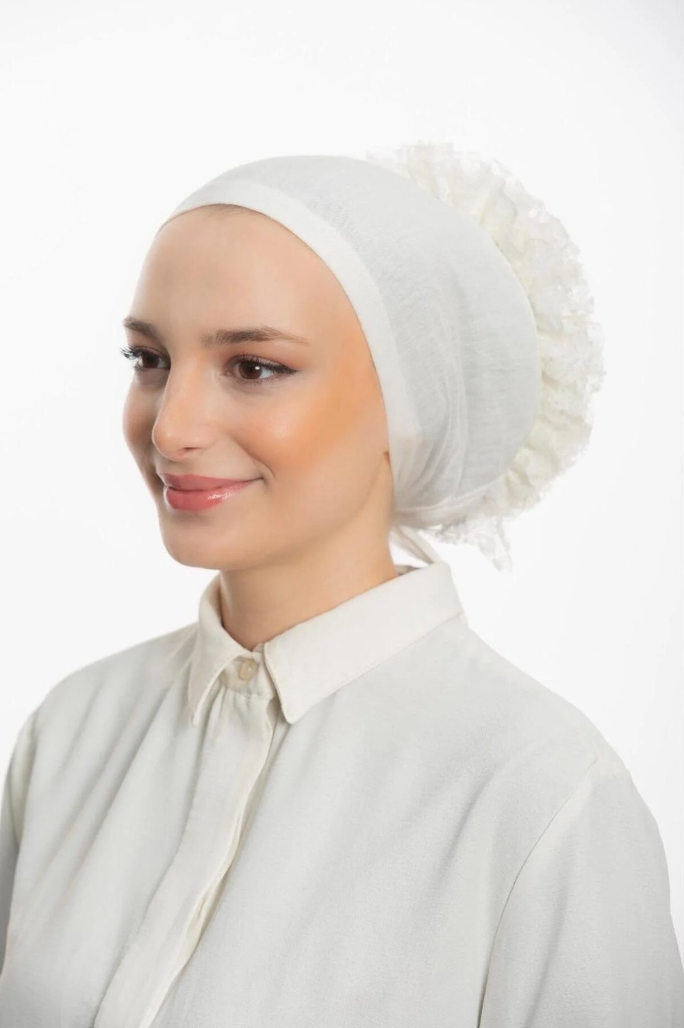 Flora Tekstil Luks Fırfırlı ( Dantelli ) Bağlamalı Bone - Önü Dikişlidir görsel 2