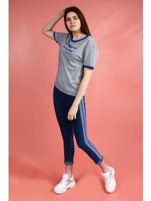 Collezione Grimelanj Önü Yazılı Biye Detaylı Kısa Kollu Bisiklet Yaka Kadın Tshirt