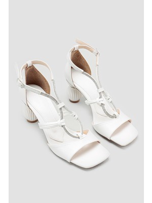 Hilda Beyaz Kare Burun Taş ve Topuk Detaylı Topuklu Ayakkabı
