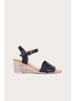 Bueno Shoes Siyah Deri Kadın Dolgu Topuklu Sandalet