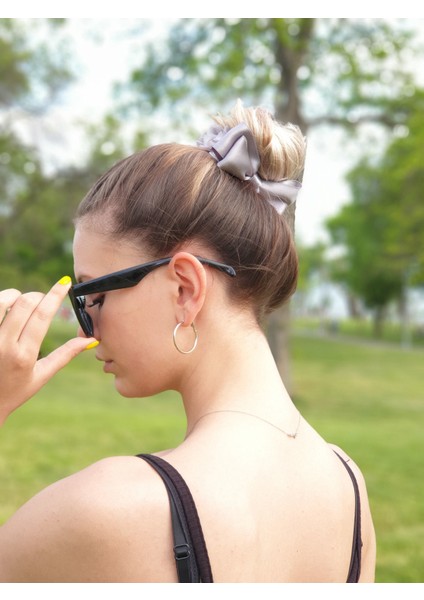 241 - Çiçekli Fiyonklu Şık Topuz Saç Lastiği fiyatları