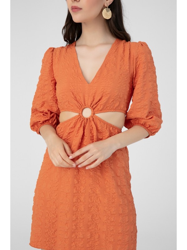 Hiç katkı maddesi birleştirmek  Berfuğ Kıran Yanları Açık Göbeği Halka Detaylı Elbise Fiyatı