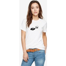 Qivi Astronot Güneşlenen Astronot Baskılı Beyaz Kadın Tshirt