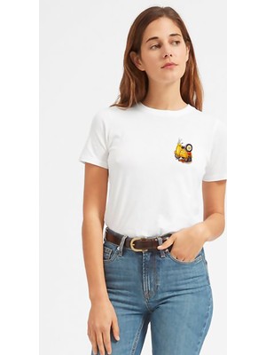 Qivi Scooter Sarı Motorsiklet Motor Göğüs Baskılı Beyaz Kadın Tshirt