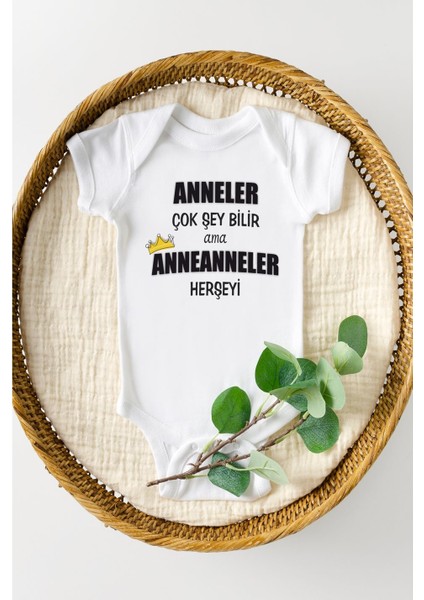 Beyaz Renk Anneler Çok Şey Bilir Ama Anneanneler Her Şeyi Baskılı Bebek Body Zıbın