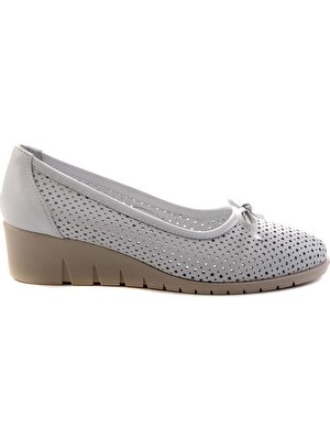 Bambi Beyaz Deri Kadın Klasik Ayakkabı K01531204303