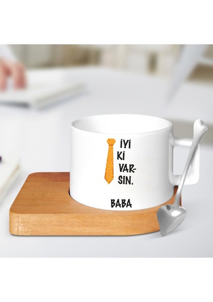 Kişiye Özel Hediye Isimli Babalar Günü Iyi Ki Varsın Baba-Amca-Dayı-Dede Baskılı Ahşap Altlıklı Kupa Fincan 4242