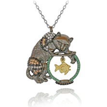 Renkli Taşlı Akvaryumda Balık Yakalayan Kedi Gümüş Kolye