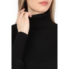 Neslice Kadın Siyah Yaka ve Kollar Trikolu Tam Balıkçı Yaka Crop Sweat