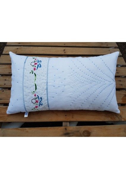 38X65 cm Deniz Mavisi Çiçek Işlemeli Beyaz Keten El Işi Yastık